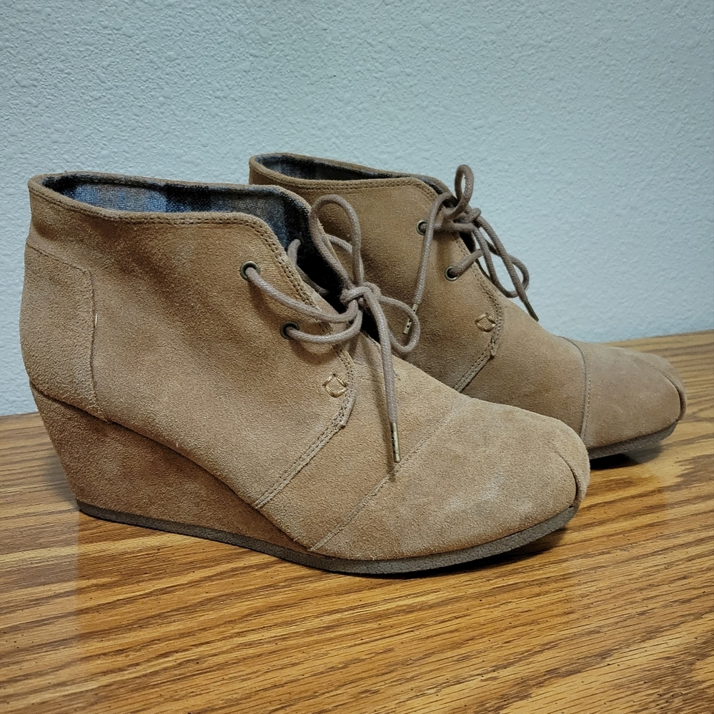 Skechers Memory Foam Women's Lace-up Wedge Heels Tan size 9.5 EUC
